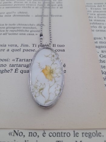 Collana con ciondolo ovale Bianco